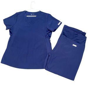 Med Couture Maternity Scrubs Set. Size large